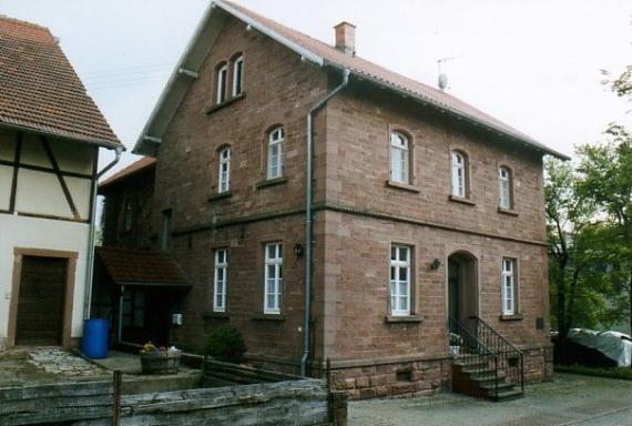 Die ehemalige Synagoge in Großeicholzheim im Mai 2004