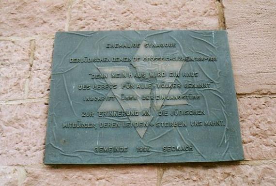 Die 1994 an der ehemaligen Synagoge Grosseicholzheim angebrachte Gedenktafel (2004)