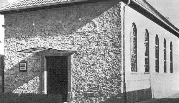 Die ehemalige Synagoge in Grosskrotzenburg um 1970 aus der Zeit der Nutzung als evangelische Kirche.