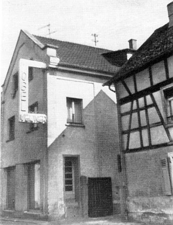 Ehemaliges Synagogengebäude in Gross-Zimmern (vor 1970), damals Möbelfirma.