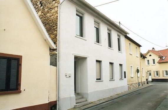 Ehemalige jüdische Schule in Guntersblum Bleichstrasse 10, dahinter stand die Synagoge. Rechts sieht man die Gedenktafel.