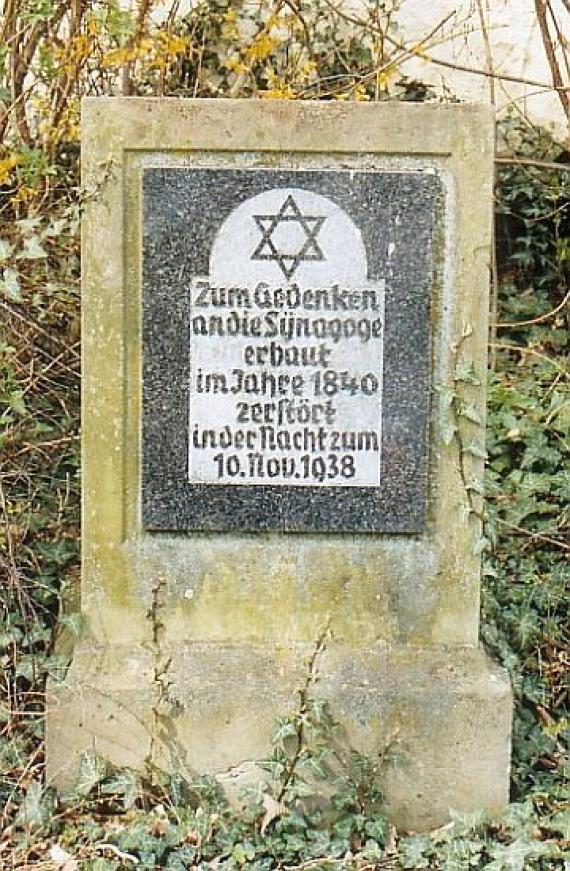 "In memory of the synagogue, built in 1840 destroyed in the night of Nov. 10, 1938".