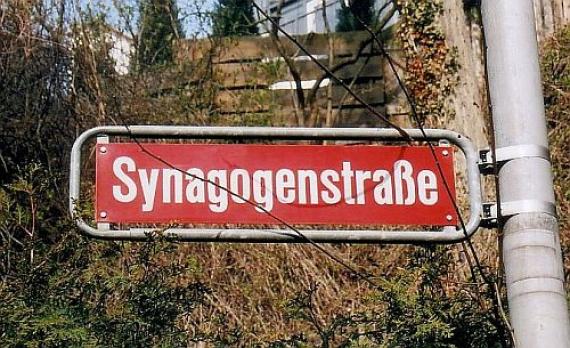 Straßenschild Synagogengasse in Hechtsheim; es konnte vor Ort nicht in Erfahrung gebracht werden, in welchem Gebäude sich die Synagoge/ein Betsaal befand.