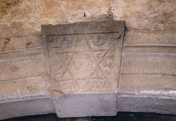 Hochzeitsstein über dem Eingang zur ehemaligen Synagoge Heinsheim