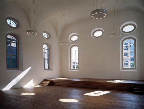 Innenansicht der ehemaligen Synagoge Hohenems nach der Restaurierung Ende 2004 Interior view of the former Hohenems synagogue after restoration at the end of 2004