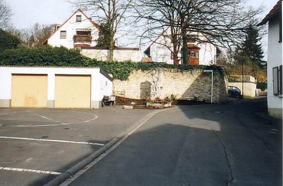 asphaltierter Platz mit Parkplätzen