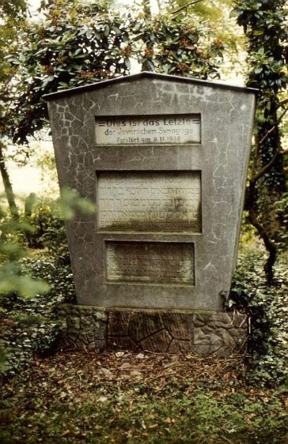 Denkmal für die ehemalige Synagoge in Jever, mit den originalen Inschriftentafeln der Synagoge