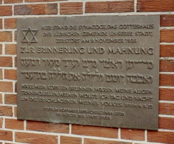 Gedenktafel am Standort der ehemaligen Synagoge in Jever