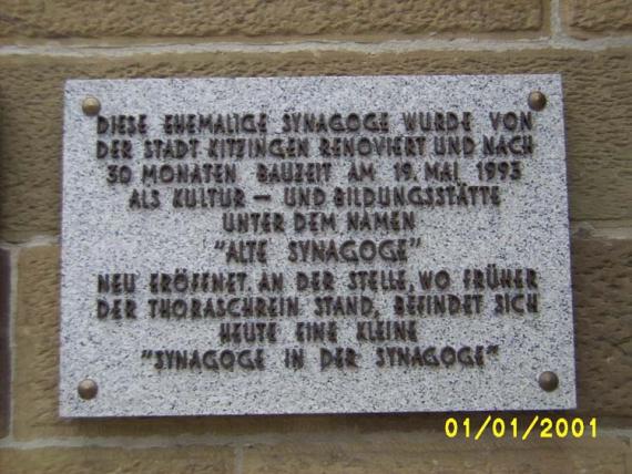 "diese ehemalige Synagoge wurde von der Stadt Kitzingen renoviert und nach 30 Monaten Bauzeit am 19. Mai 1993 als Kultur - und Bildungstätte unter dem Namen "Alte Synagoge" neu eröffnet. An der Stelle, wo früher der Thoraschrein stand, befindet sich heute eine kleine "Synagoge in der Synagoge"