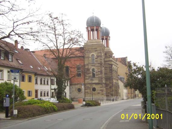 Sicht auf das Gebäude von der Seite von einer gepflasterten Straße