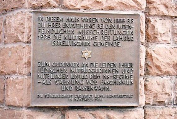 Memorial plaque on the building of the former prayer hall (2003)