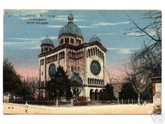 Blick auf die ehemalige Synagoge in Landau; bunte Postkarte, in der Mitte steht das hohe Gebäude mit drei Kuppeln