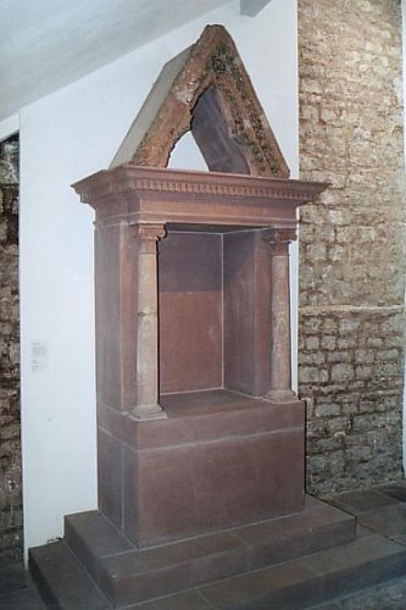 Torah shrine of the new (bottom) and the old (medieval, top) synagogue in Miltenberg in the museum there.