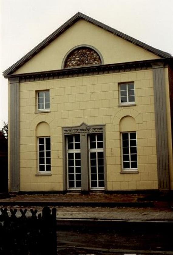 The former synagogue in Neustadtgödens after renovation in 1986.