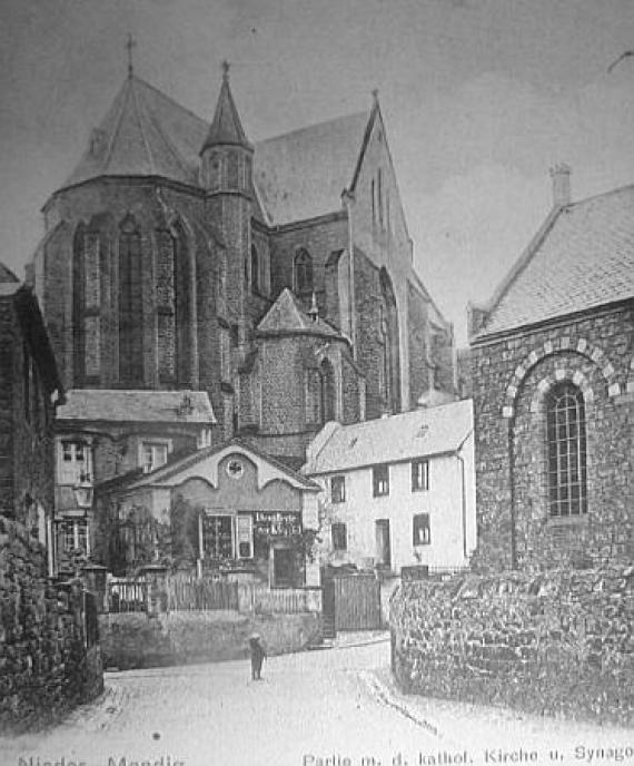 Katholische Kirche und Synagoge (rechts) in Niedermendig Katholische Kirche und Synagoge (rechts) in Niedermendig
