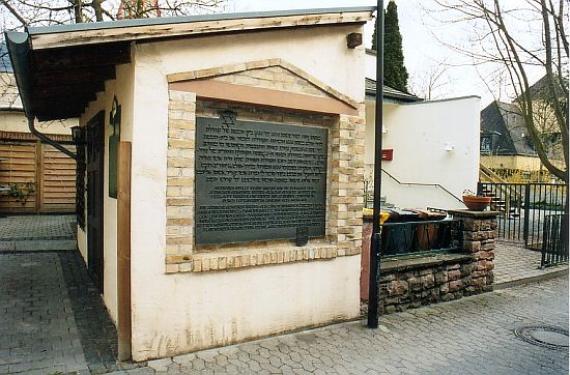 Cottage with memorial plaque at the synagogue site in Nieder-Olm (photo: 29.3.2005)