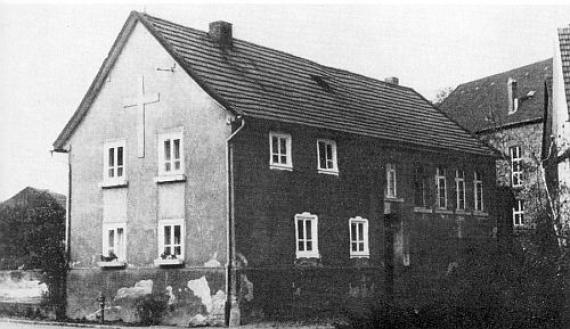 Die ehemalige Synagoge in Niederaula in den 1950er-Jahren (als katholische Kirche benutzt)