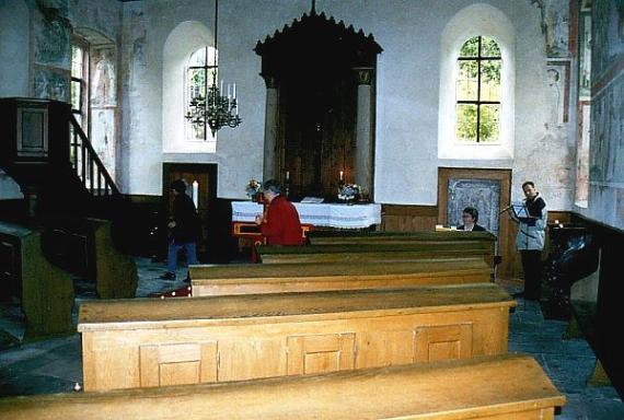 Blick zum ehemaligen Toraschrein in der ehemaligen Synagoge / Burgkapelle Obergrombach. Die Bänke sind original aus der Synagogenzeit.