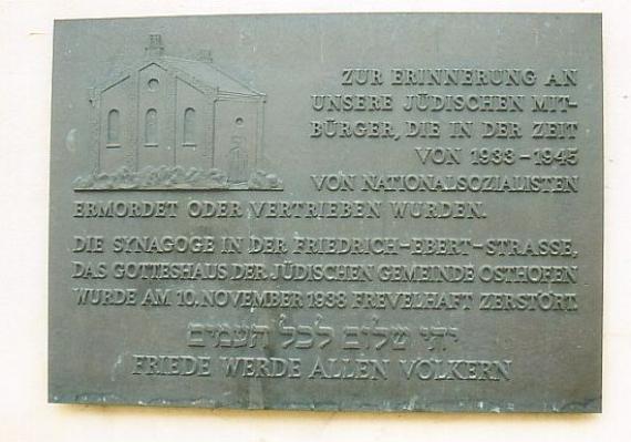 Gedenktafel für die Synagoge in Osthofen mit dem Text: \\\"Zur Erinnerung an unsere jüdischen Mitbürger, die in der Zeit von 1933-1945 von Nationalsozialisten ermordet oder vertrieben wurden. Die Synagoge in der Friedhof-Ebert-Strasse, das Gotteshaus