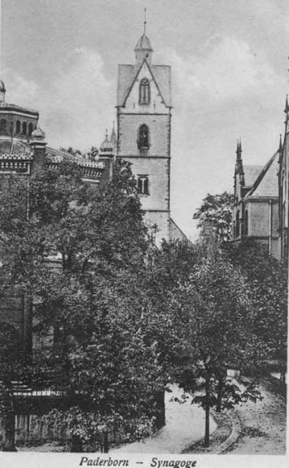 Die Synagoge in Paderborn (links)