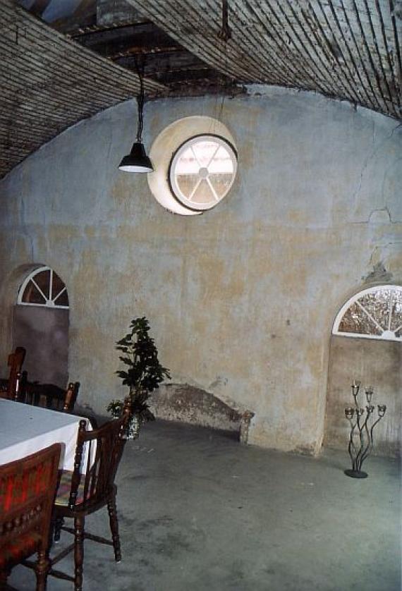 At the level of the former women's gallery in the synagogue in Pfeddersheim: on the floor below the upper part of the former Torah shrine