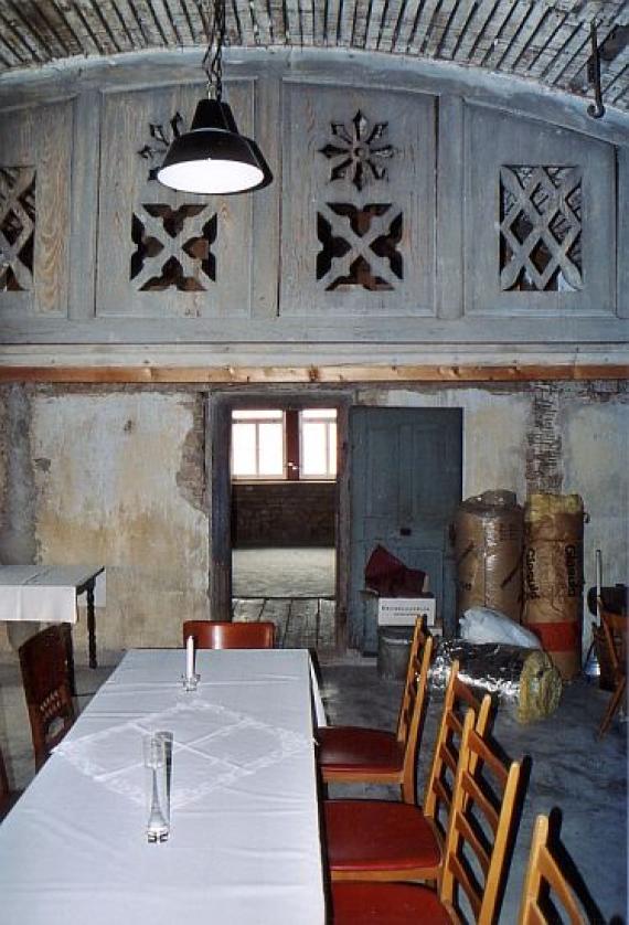 Auf Höhe der ehemaligen Frauenempore in der Synagoge in Pfeddersheim Anfang August 2005