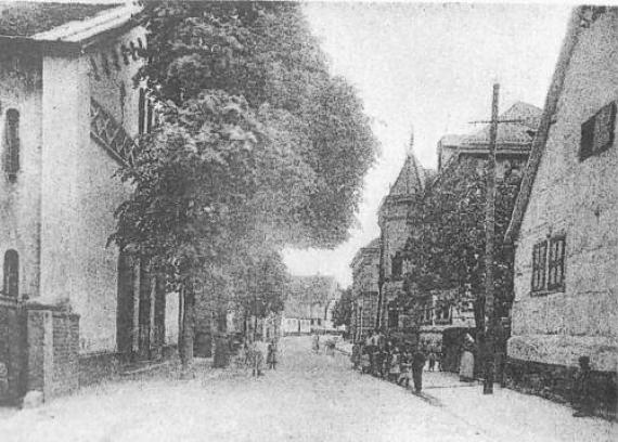 Die Synagoge in Reilingen (Gebäude links) um 1925