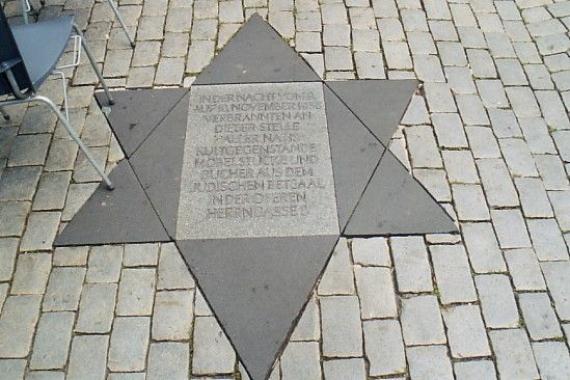 Memorial inscription at the site of the burning of the synagogue inventory of the prayer hall of the Jewish community of Schwäbisch Hall during the November pogrom of 1938 (photo taken in August 2004)