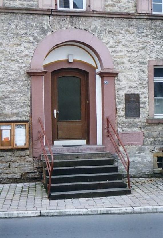 Eingangsbereich der ehemaligen Synagoge Sennfeld im Oktober 2003 Eingangsbereich der ehemaligen Synagoge Sennfeld im Oktober 2003