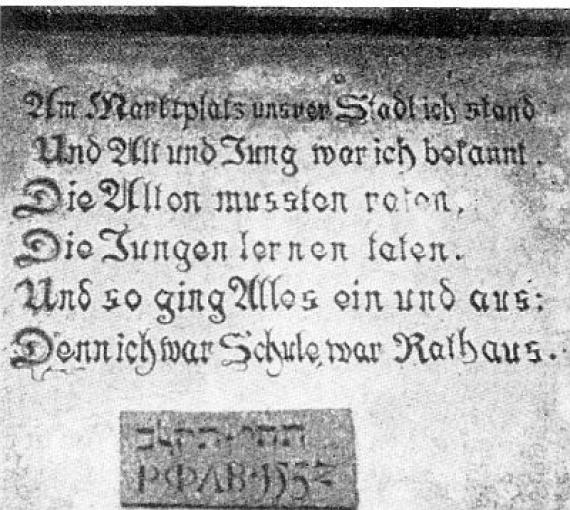 Um 1930: Tafel mit hebräischer Inschrift am alten Rathaus mit hebr. Jahreszahl (1732?). Nach Angaben des \\\"Israelitischen Familienblattes\\\" Sept. 1930 fanden in dem Haus zeitweilig die Gottesdienste der jüd. Gemeinde statt.