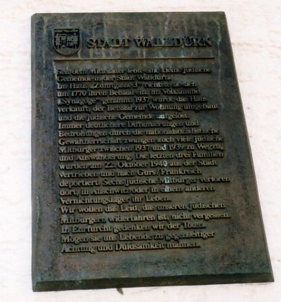 Memorial plaque on the house of the prayer hall (synagogue) in Walldürn (September 2003)