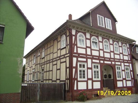 Schräge Außenansicht der Synagoge mit zwei Stockwerken und Dachgiebel