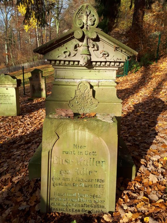 Grabstein mit hebräischer Inschrift