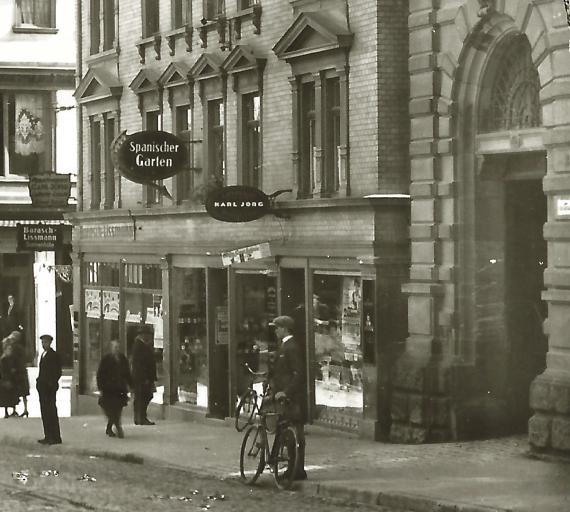 Schwarz-Weiß-Fotografie: Geschäft für Damenhüte und Modewaren Barasch- Lissmann, - Ausschnittvergrößerung von einer historischen Ansichtskarte Alt-Heilbronn, Untere Kaiserstraße 1927