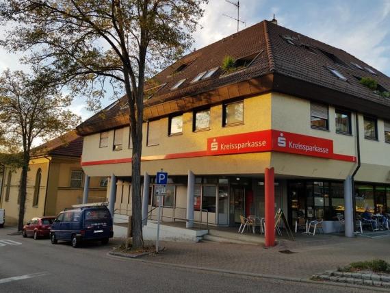 Geschäftsgebäude, das heute eine Filiale der Kreissparkasse beherbergt. Im Hintergrund links sieht man man das Gebäude der ehemaligen neuen Synagoge. 