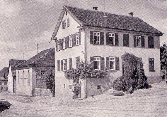 Historisches Foto von 1932 des Gebäudes der ehemaligen jüdischen Schule in Hochberg. Links im Hintergrund ist die ehemalige Synagoge zu sehen.