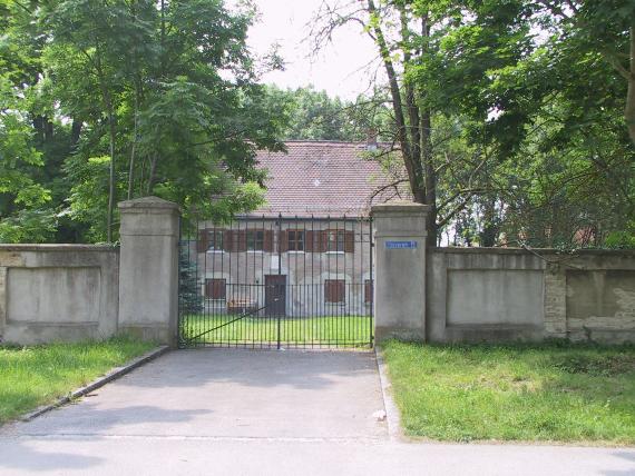 Cemetery Kriegshaber: Entrance gate