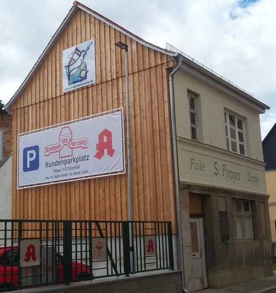 Das ´Prager-Haus von Nordosten aufgenommen, Am Giebel befindet sich das Logo des Vereins: Eine Taube mit dem Olivenzweig im Schnabel steigt vom Haus auf.