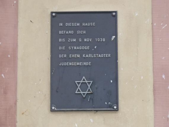 Cast iron memorial plaque on the house of the second Jewish community in Karlstadt with the inscription:
"In this house was the synagogue of the former Karlstadt Jewish community until Nov 9, 1938."