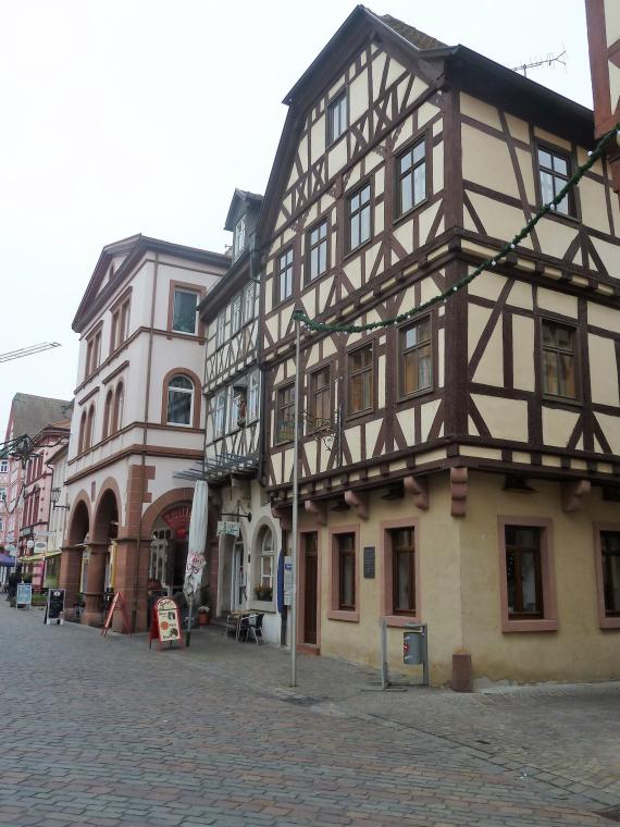 Die ehemalige Synagoge in Karlstadt. Drei-geschossiges Fachwerkhaus, das Erdgeschoss in Bruchstein gemauert.