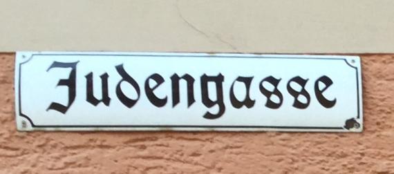 Street sign "Judengasse" at the entrance to Judengasse from Schrannenstraße