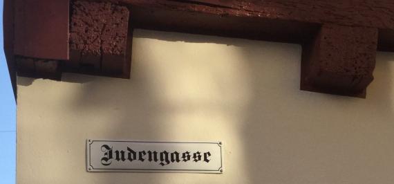 Straßenschild "Judengasse" am Eingang zur Gasse von der Löpsinger Straße