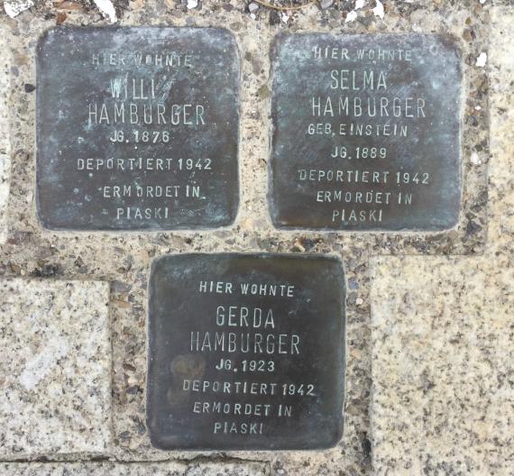 Vor dem Haus Judengasse 14, Stolpersteine für Willi, Selma und Gerda Hamburger