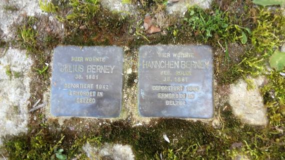 Zwei Stolpersteine mit der Aufschrift:
Julius Berney, Jahrgang 1881, deportiert 1942, ermordet in Belzec.
Hannchen Berney, Jahrgang 1881, deportiert 1942, ermordet in Belzec. 