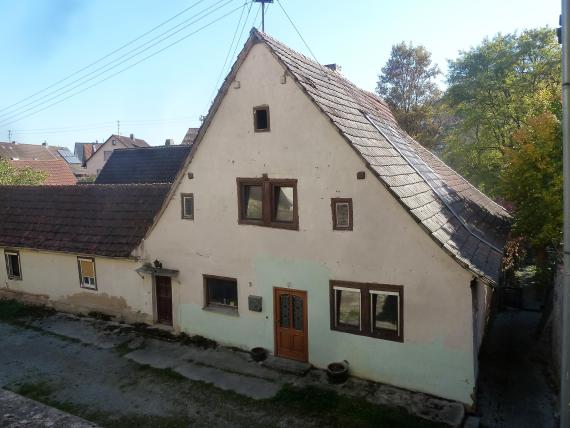 Zweistöckiges Wohnhaus der Berney-Mühle. Es  ist derzeit nicht bewohnt und stark renovierungsbedürftig. Links schließt sich ein Wirtschaftsgebäude an. Die Mühle selbst befindet sich hinter dem Wohnhaus.