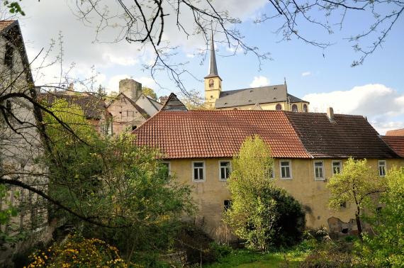 Dorfansicht Laudenbach mit der Berney-Mühle in der Bildmitte. Im Hintergrund etwas erhöht die Ägidiuskirche und ein Bergfried der alten Wertheimer Burg. Auf der linken Seite ein Wirtschaftsgebäude der Graus-Mühle.