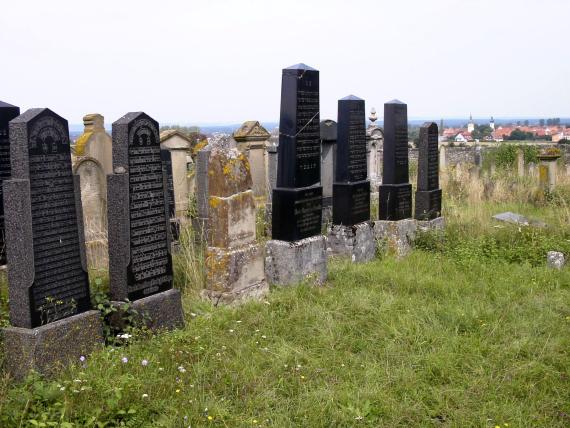 Friedhof Rödelsee mit Blick auf Rödelsee
