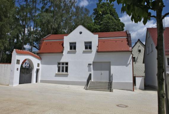 House at the cemetery with Ernst Schäll Square