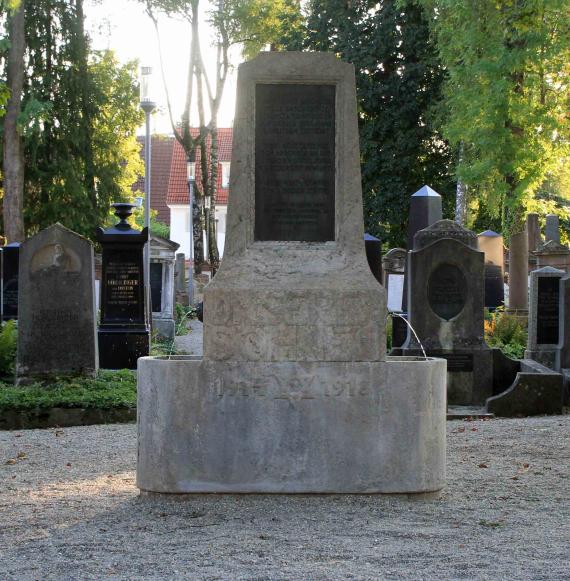 Denkmal im Friedhof für die im WK I getöteten jüdischen Soldaten. Entwurf von Friedrich Adler.