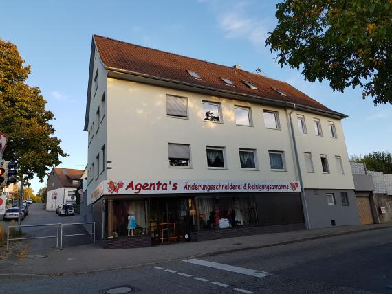 Two-story residential building standing eaves-side on Neckarremser Straße. The gable side stands on Alexandrinenplatz